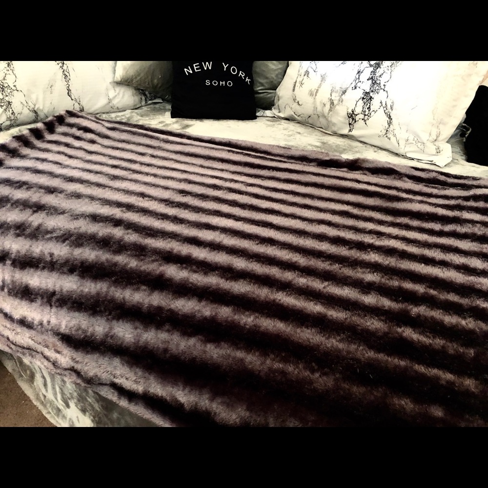 NIB Faux Fur Fleece Blanket
